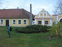 27 V Opatovicich - Eros obdivuje vesnickou architekturu.JPG